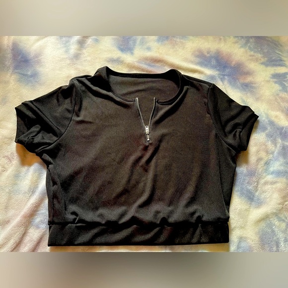 Rib-Knit Cap Sleeve Zipper Crop Top & Black Wide Waist Drawstring Shorts 2pc Set - Picture 6 of 9